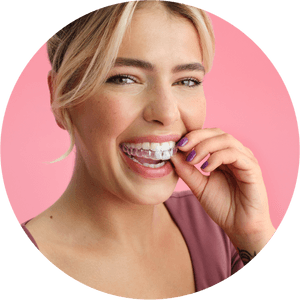 Mujer quitándose el alineador dental DR SMILE, imagen de burbuja