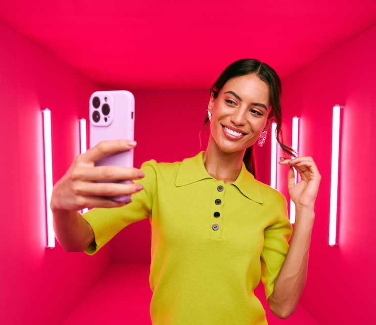 [CRO] HERO - Pink - Yellow T-shirt - Woman - Phone - Lifestyle - Mobile - Background - Desktop