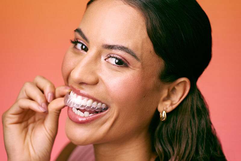 [CRO] Women - Brunette - Left Perfil - Aligner - Zoom - Close up - Smile - Orange - Gradient - Background - Desktop