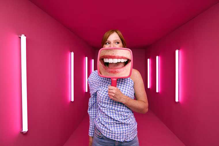 [CRO] Woman - Ginger - Checkered shirt - Freckles - Mirror - Smile - Super Zoom - Pink - Light - Background - Desktop