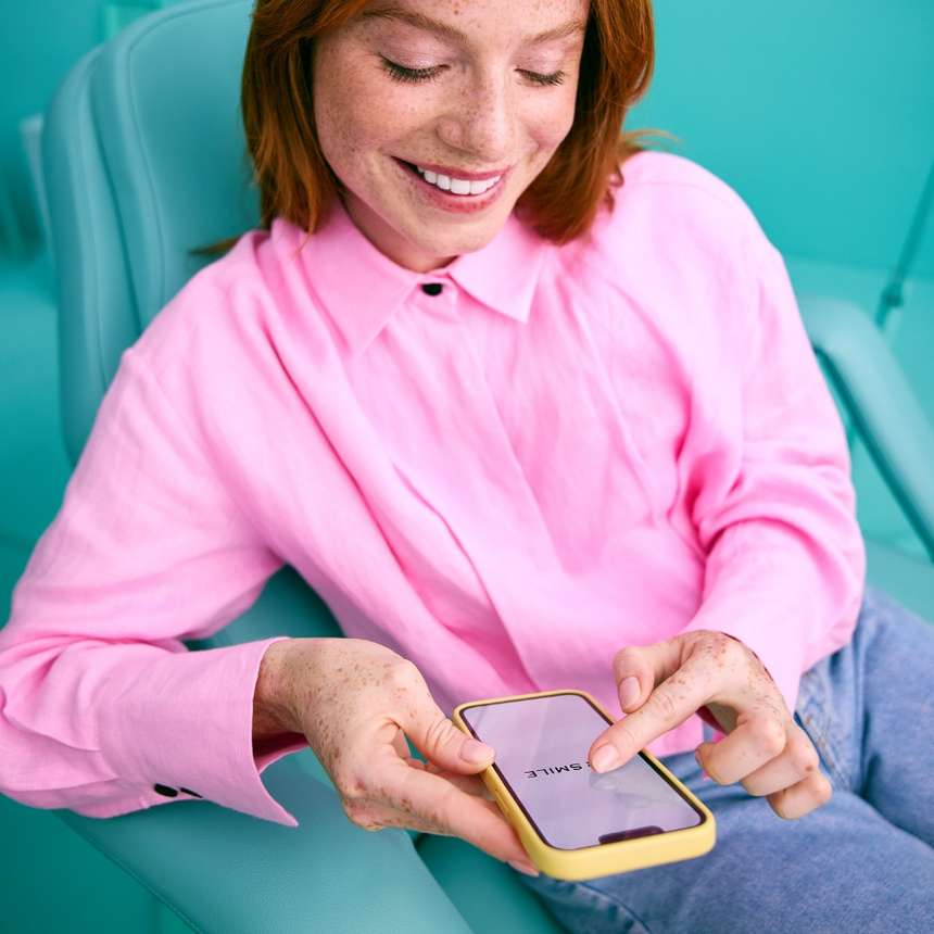 [CRO] Zoe - Woman - Pink shirt - Phone - Mobile - Medical - Background - Desktop