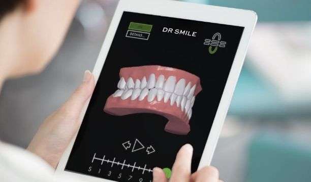 Dentista examinando una simulación 3D de una dentición antes y después del tratamiento DR SMILE