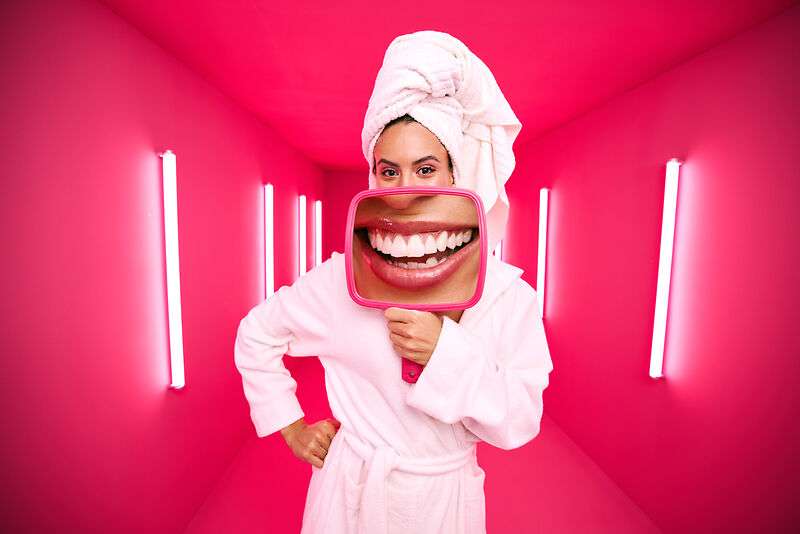 [CRO] Woman - Mirror - Lifestyle - Towel - bathrobe - Big smile - Pink - Background - Desktop