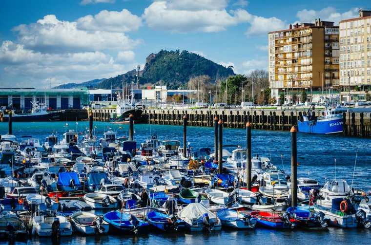 Stilllife--santander-harbour-city-view___800x534_es_45__				