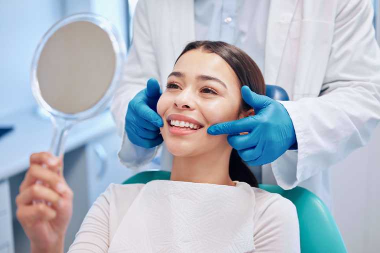 Chica sonriendo en el dentista