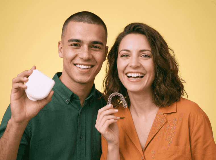 [CRO] Blond - Woman - Aligner - Hand in the teeth - Looking up - Pink - Light - Background - Desktop