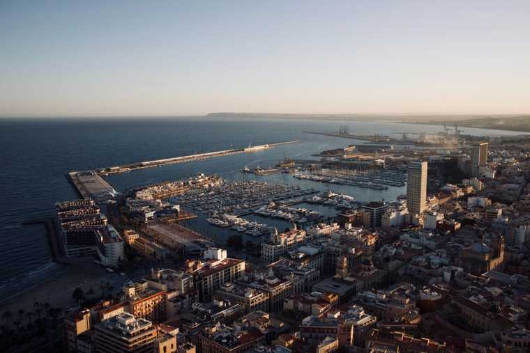 Foto de la ciudad de Alicante por el fotógrafo Cale Weaver