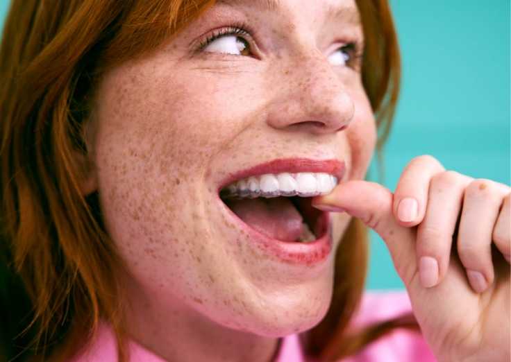 [CRO] Zoe - Woman - Aligner - Profile - Smile - Redhead - Blue - Background - Desktop