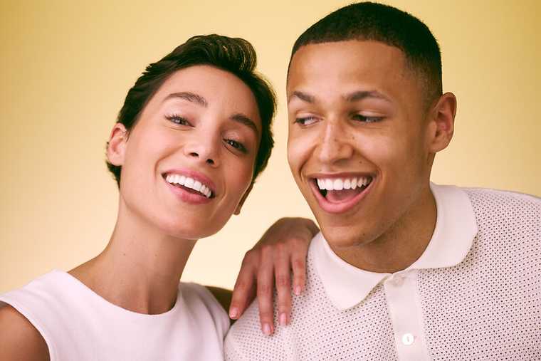 [CRO] Woman - Looking front - Man - Side eye - Smiles - Hand in shoulder - Yellow - Gradient - Background - Desktop