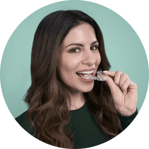 Mujer quitándose la Ortodoncia Invisible DR SMILE, imagen de burbuja